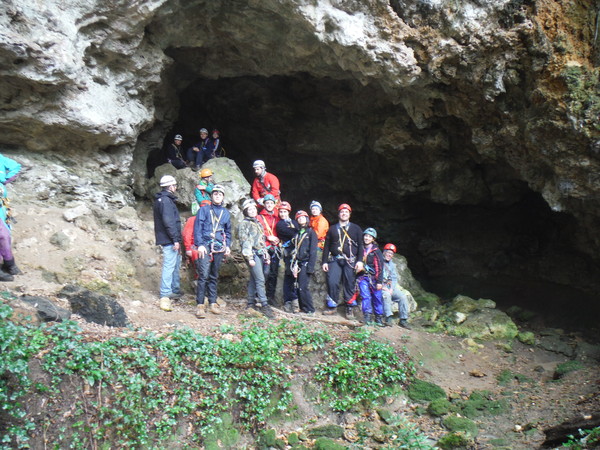 foto di gruppo all'arrivo alla fine della traversata della grotta
